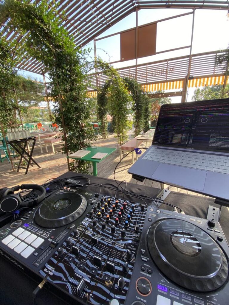 DJ